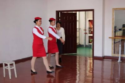 吉水团县委组织勤练礼仪迎来宾，服务活动敬万里
